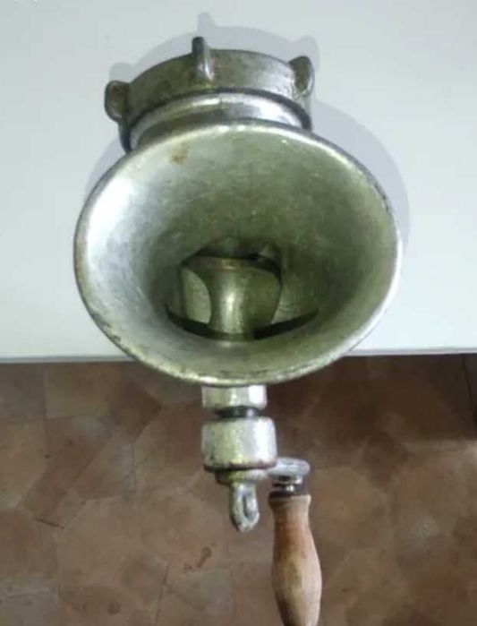 Месомелачка ръчна + приствка за колбаси