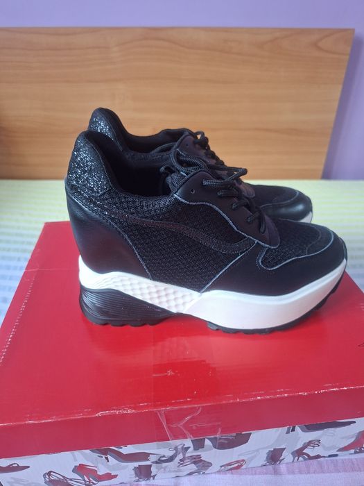 Vând Adidași Damă cu Platforma Mărimea 37