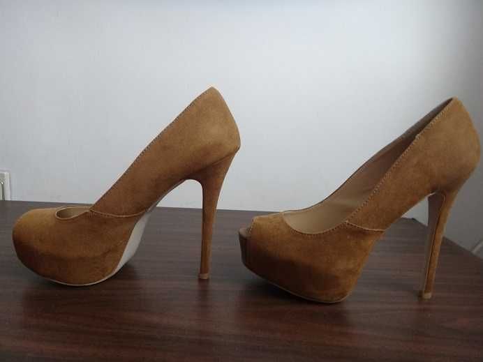 Нови бежови обувки на висок ток и платформа