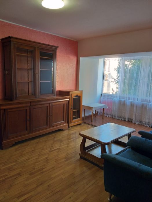 Ofer spre închiriere apartament cu 3 camere