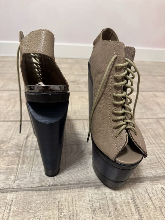 Високи обувки на платформа