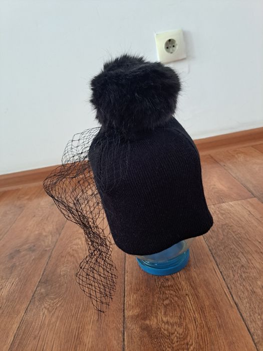 Шапка для девушек,шапка с украшением