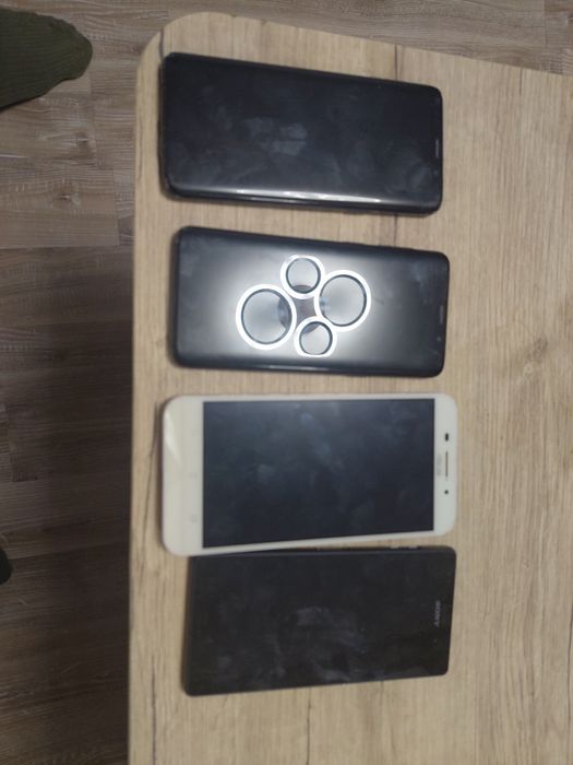 Vînd 4 telefoane