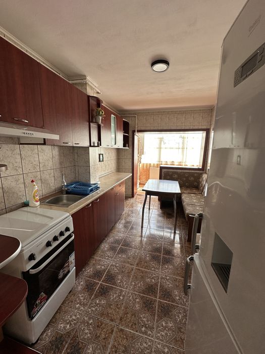 apartament 3 camere de inchiriat