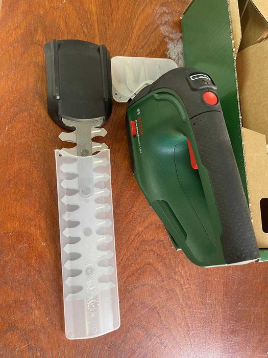 Foarfecă iarbă Bosch AdvancedShear 18V-10 (fără baterie, tăie până la 85 m² pe o singură încărcare a bateriei)