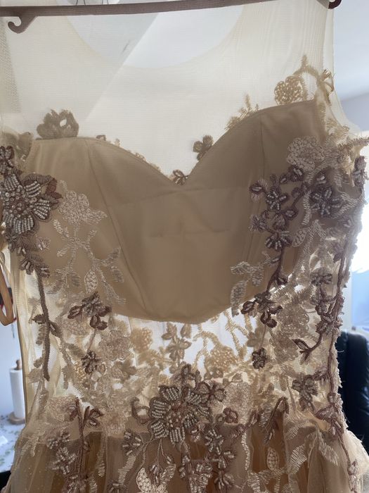 Продавам бална рокля