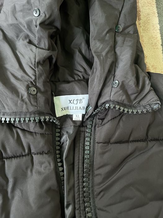 Қара куртка, ұзын.