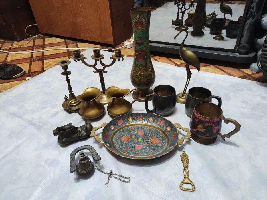 Индийские вазы и чаши, подсвечники