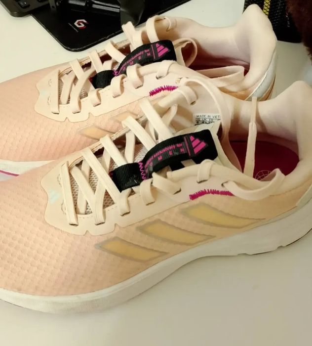 Продам кроссовки женские adidas