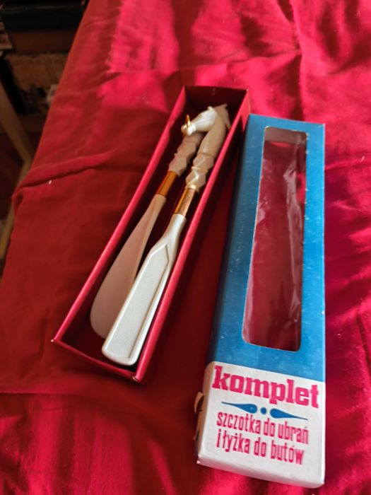 Продавам комплект четка за дрехи и обувалка