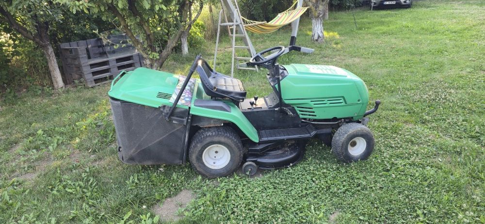 Tractoras tuns iarba