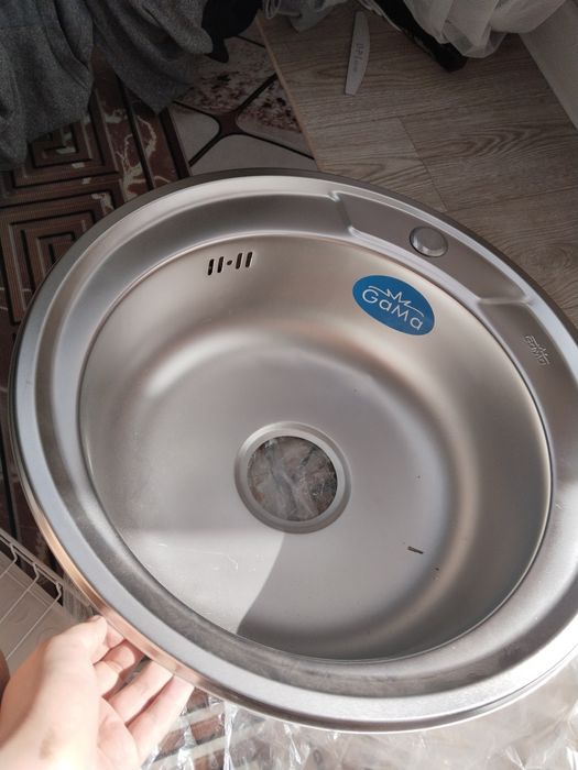 Продам кухонные мойки  новую