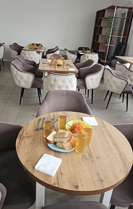 Продам: холодильник, столы, стулья, витрину, морозилку