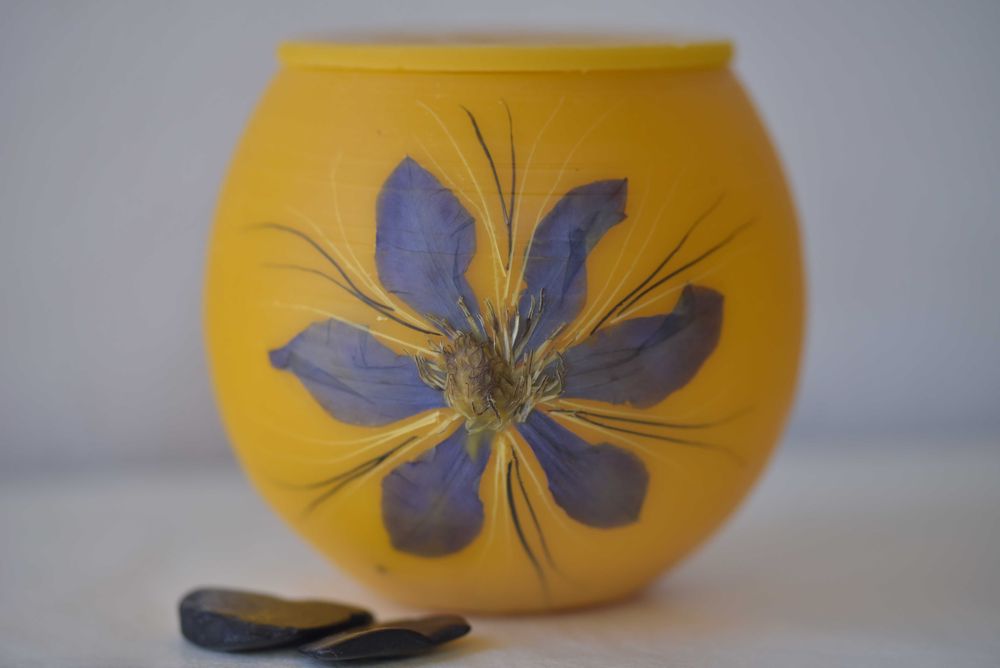 Ръчно изработено бурканче от пчелен восък с пчелен мед,