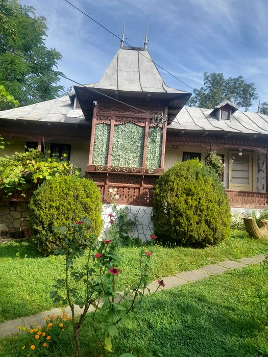 Vând  casă la curte