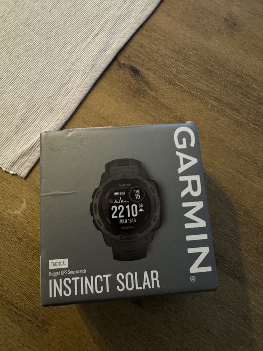 Garmin Instinct solar - с резервна каишка