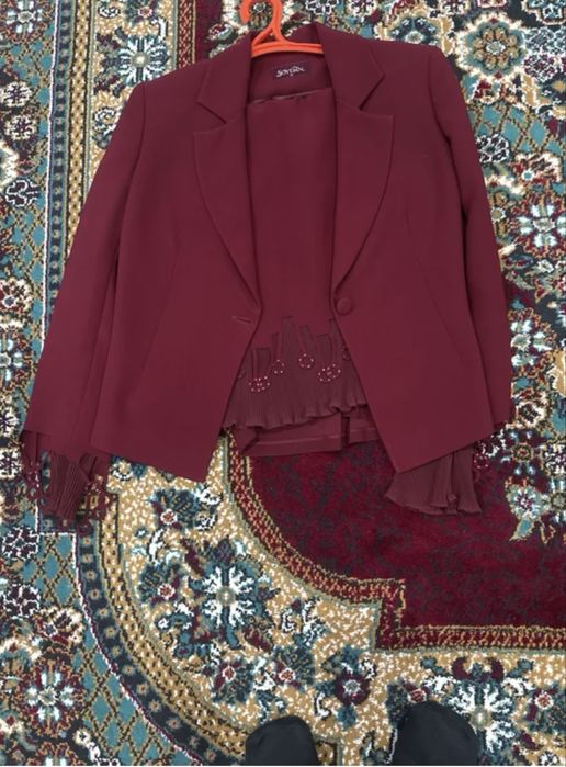 дешево продам костюм с юбкой