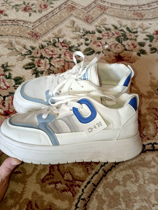 Женские кроссовки