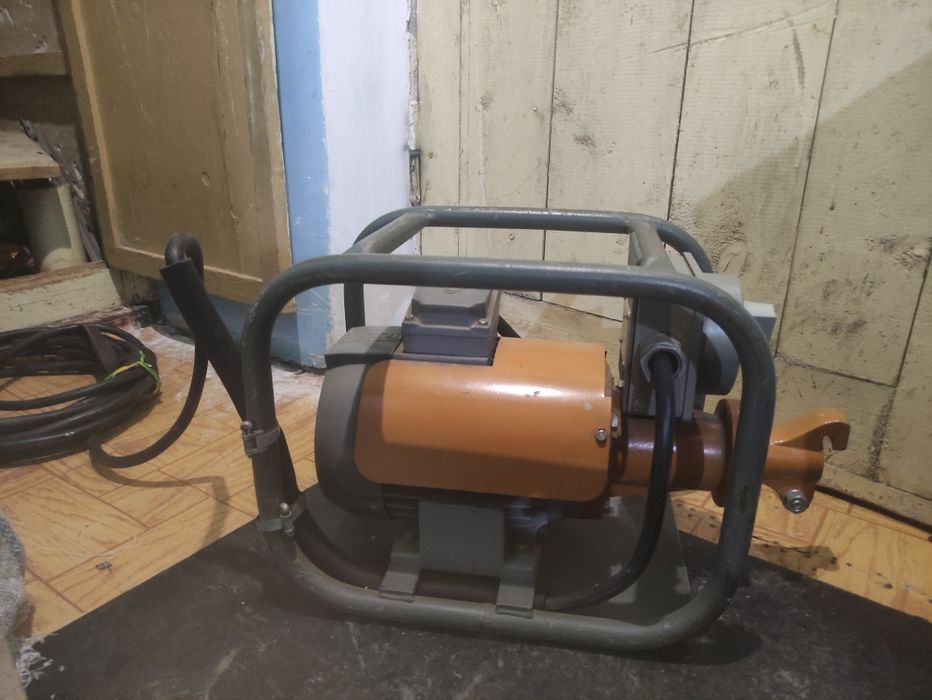 Продам глубинный вибратор немецкий