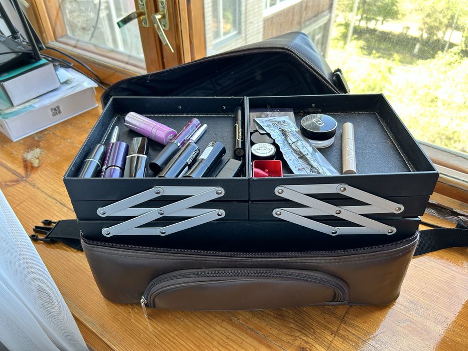 Продам саквояж для косметики