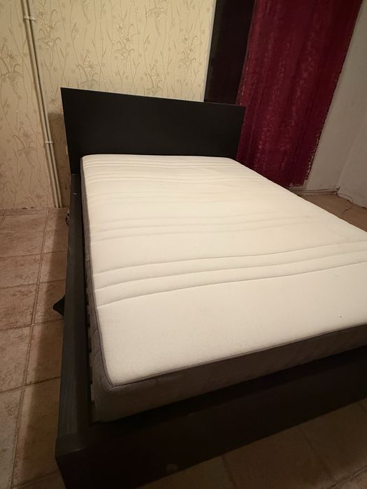 Спалня от IKEA с подматрачна рамка и матрак