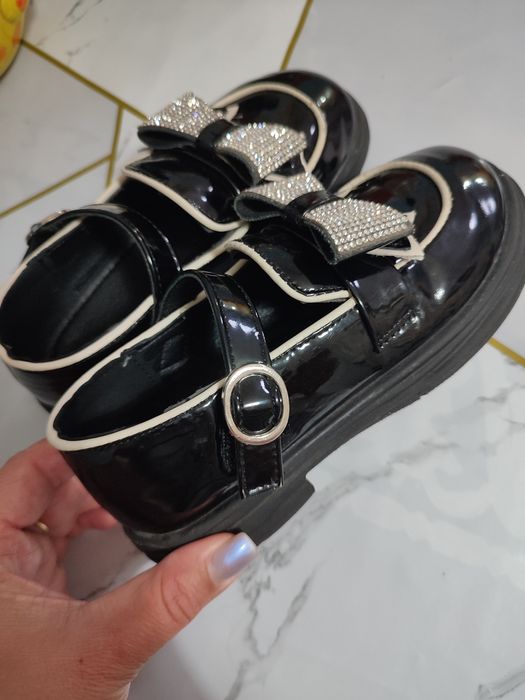 Продам туфли на девочку в отличном состоянии