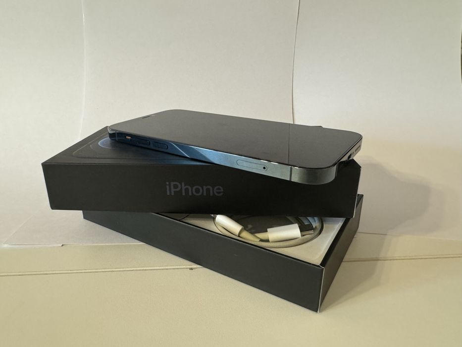 Продаю Iphone 12 PRO 256GB + AirPods 3