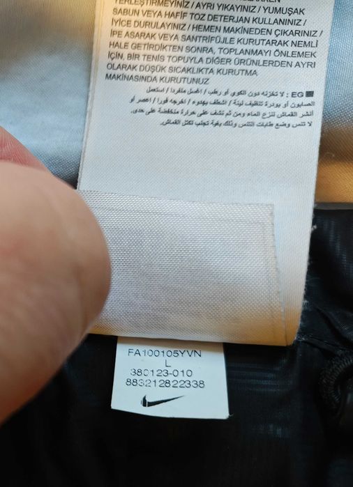 Vând vesta Nike unisex, neagra, mărimea L. Ușoară și calduroasa.