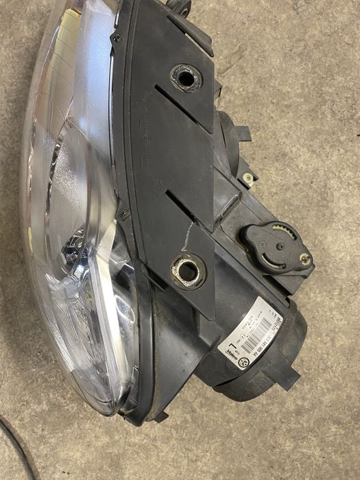 Ляв фар Валео Пасат б6 2006г като нов