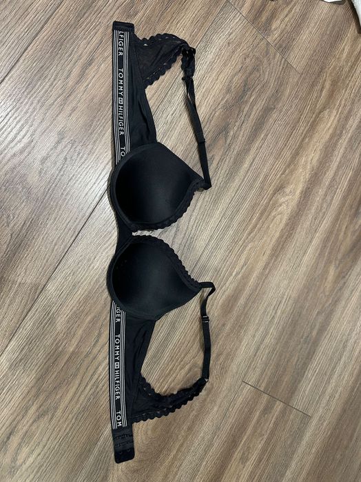 Нов сутиен tommy hilfiger 34B черен цвят push up