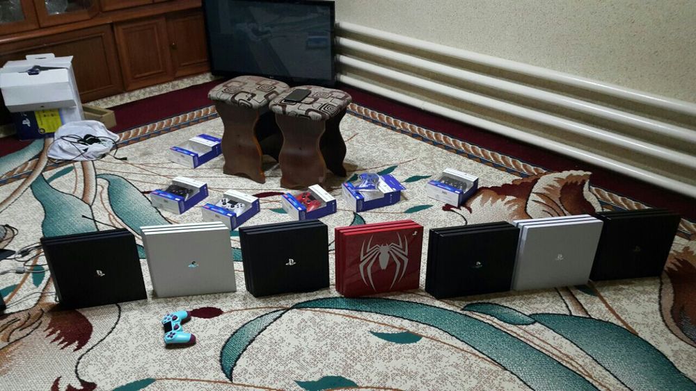 Playstation 4 PRO { 4K }. HDR. 1.TB + GAMES. { Как НОВЫЙ }.