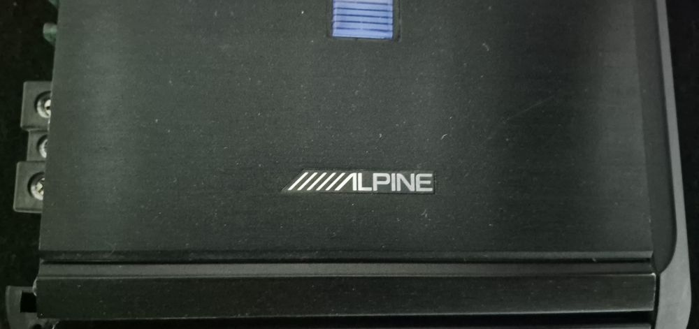Продается сабвуфер "Helix", с усилителем "Alpine"