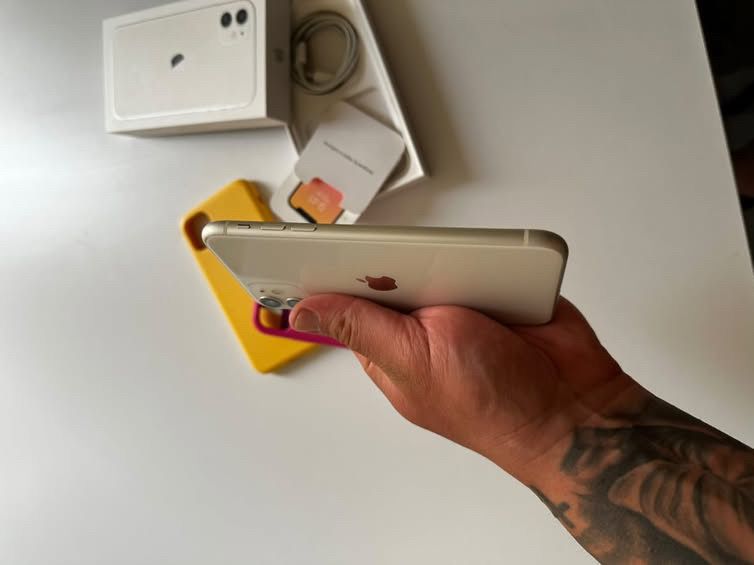 Като нов! Iphone 11 White 128gb.