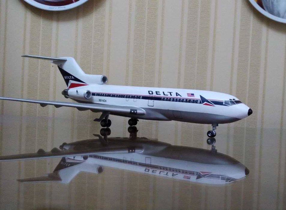 Боинг-727 ( Boeing-727  ). модель самолета ( дерево )  ( 1:100 )
