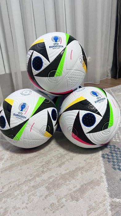 Футбольные мячи