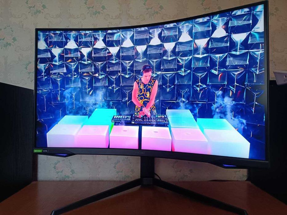 Samsung Odyssey G7 32/VA/240hz