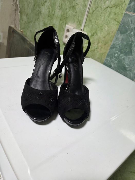 Продам туфли, практически новые, надевала один раз.