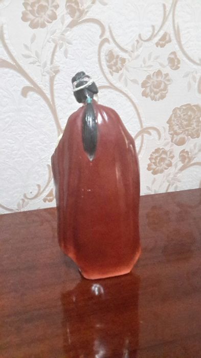 форфоровая  статуэтка  антиквариат Японка с зеркалом