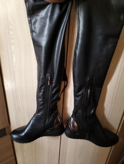 Продам женскую обувь.