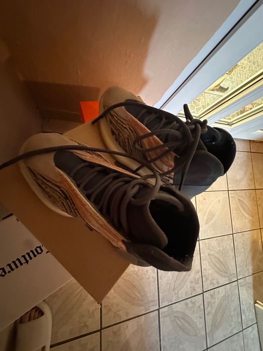 Yeezy QNTM Flaora