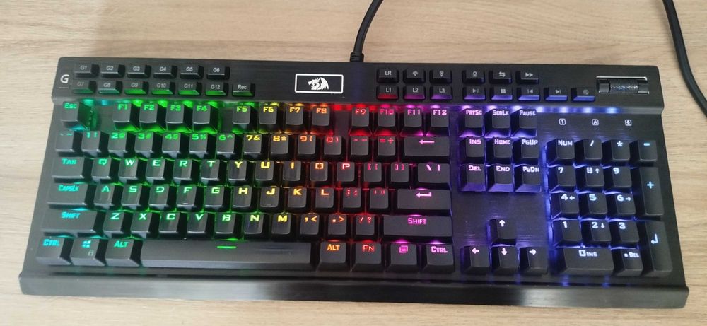 Геймърска механична клавиатура Redragon YAMA K550 RGB лилави суичове