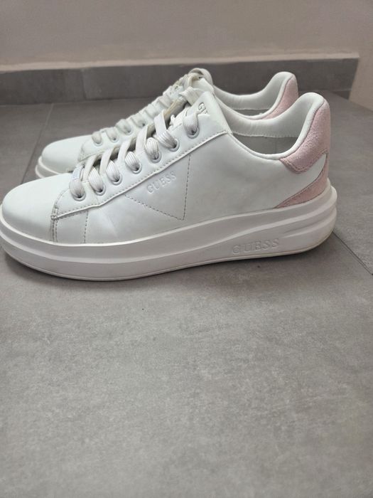 Нови обувки Guess