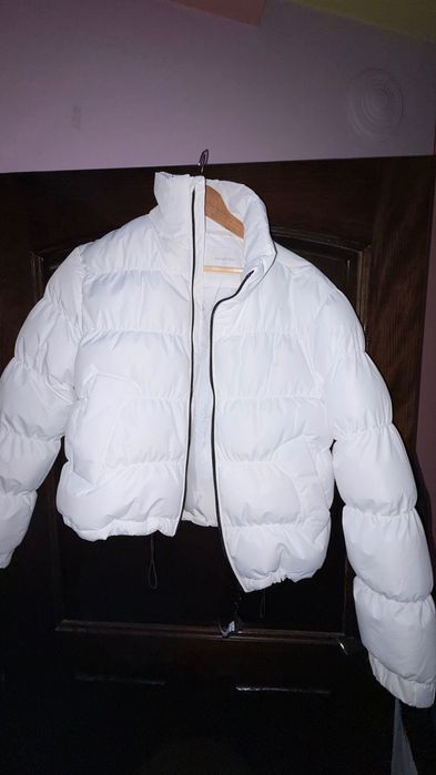 Бяло пухкаво яке без качулка !