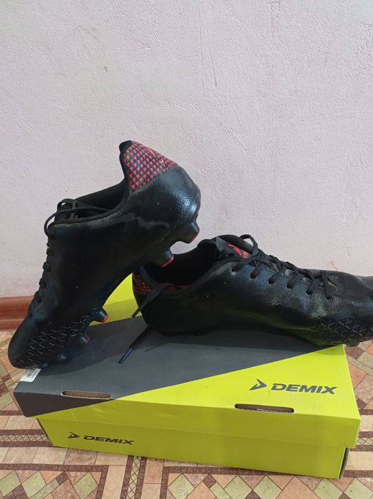 Продам футбольные бутсы