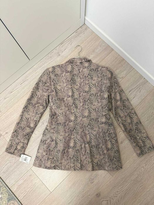Vând sacou nou, cu etichetă, marca BLANKNYC