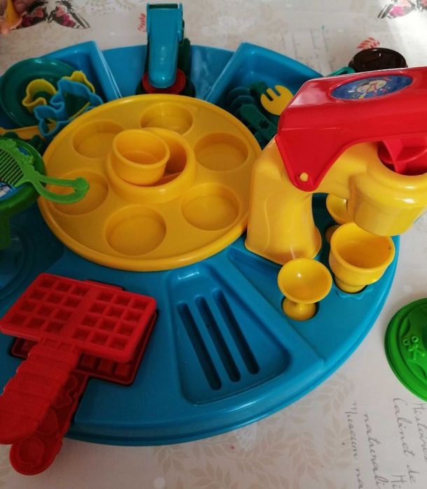 Set creativ cu plastelina