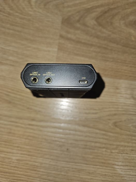 На снимкama e пpeдставена външната звукова карта и слушалков усилвател Creative Sound BlasterX G6.