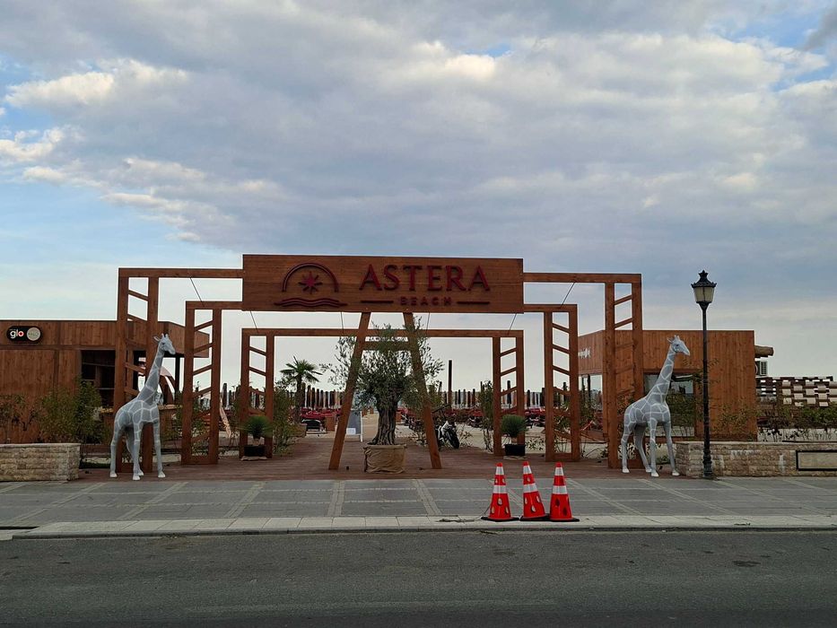 Mamaia Nord, prima linie – 3 camere + curte proprie de 64 mp, ieșire directă la plajă