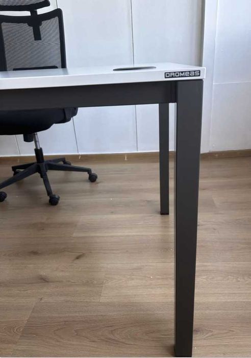 Офис бюро и стол