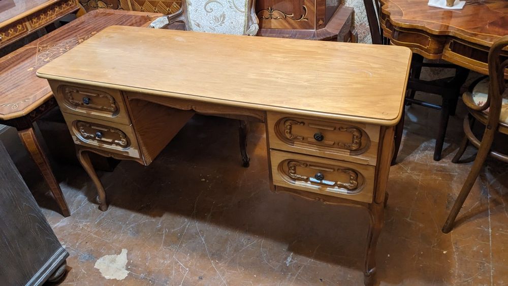 Румынский письменный стол в наличии. Сделаем качественную реставрацию
